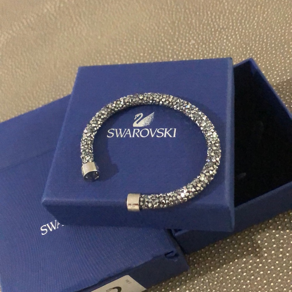 Swarovski
Silver-Tone Black Open Cuff Bracelet